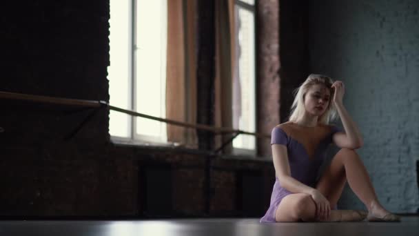 Depressie en verstoren van blonde jonge danseres in slow motion. — Stockvideo