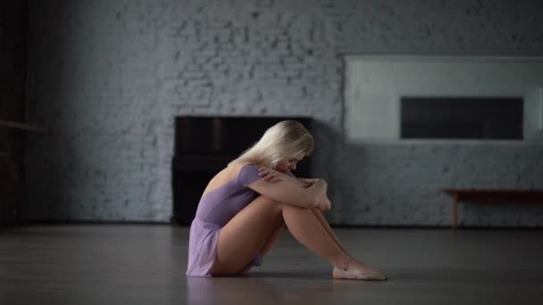 Stress e depressione della giovane ballerina bionda al rallentatore . — Video Stock