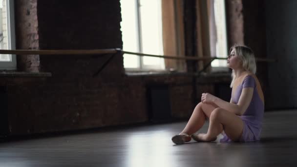 Emotionen - Stress und müde von der jungen Ballerina, die auf dem Boden sitzt. — Stockvideo