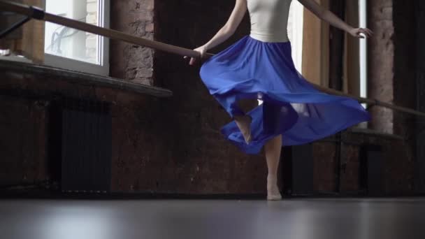 Slanke benen van het meisje met de blauwe rok dansen maakt bewegingen in slow motion. — Stockvideo