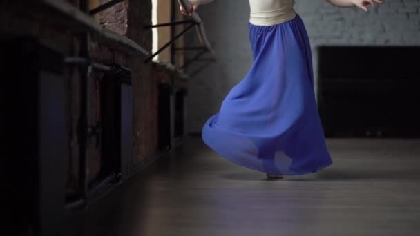 Pernas finas de menina com saia azul faz movimentos de dança em câmera lenta . — Vídeo de Stock