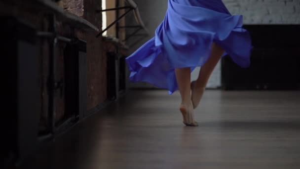 Jambes fines de fille avec jupe bleue fait des mouvements de danse au ralenti . — Video