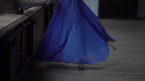 Pernas finas de menina com saia azul faz movimentos de dança em câmera lenta . — Vídeo de Stock