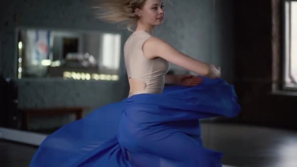 Περιστροφή του νεαρή χορεύτρια με όμορφο μεγάλο φούστα σε αργή κίνηση. — Αρχείο Βίντεο