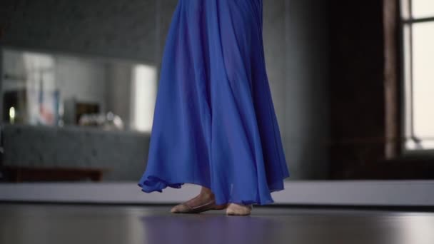 Spin de jeune danseuse avec belle grande jupe au ralenti . — Video