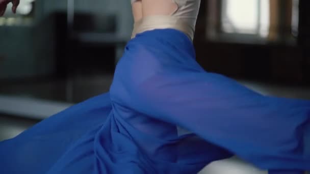 スローモーションの美しい大きなスカートで若いダンサーのスピン. — ストック動画