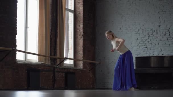 Increíble bailarina rubia hace torzal una pierna en falda azul . — Vídeo de stock