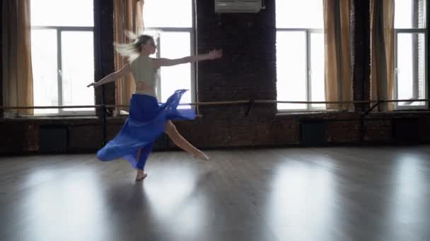 Cámara lenta - bailarina rubia se mueven en el giro cerca de la ventana . — Vídeos de Stock