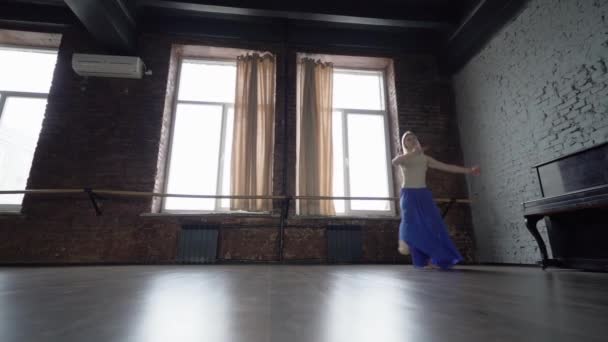 Νέοι χορού κάνει συναισθηματική εκτέλεση και σπάγγο άλμα σε αργή κίνηση. — Αρχείο Βίντεο