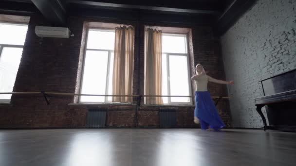 Young dance makes emotional run and twine jump in slow motion. — Stock Footage Young dance makes emotional run and twine jump in slow motion. Stock Footage