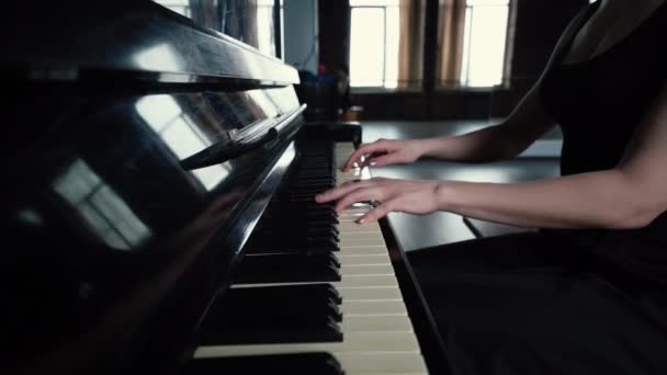 Movimento lento - Os dedos da menina tocando as teclas do piano . — Vídeo de Stock