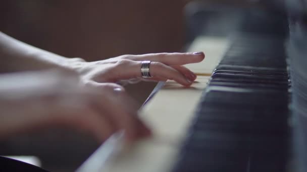 Mouvement lent - Les doigts de la fille qui joue des touches de piano . — Video