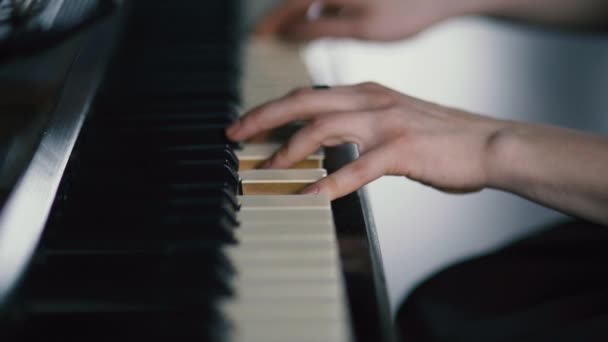 Slow motion - The fingers of the girl playing the piano keys. — Stock Video