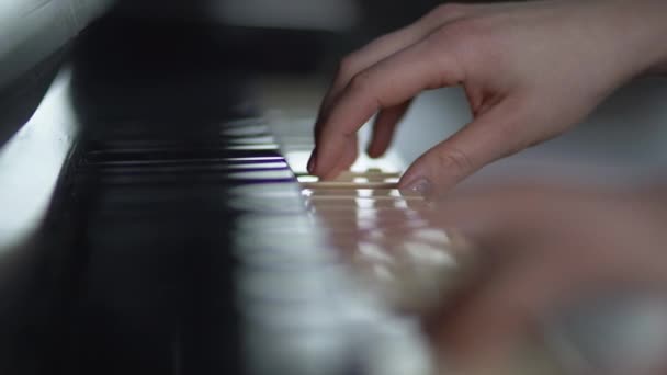 Slow motion - The fingers of the girl playing the piano keys. — Stock Video