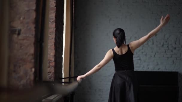 Trein van vrouw danser in zwarte jurk in een speciale kamer. — Stockvideo