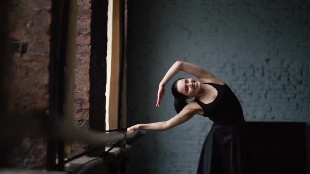 Imágenes felices y sonrientes: la bailarina hace que el movimiento de la danza y la sonrisa . — Vídeo de stock