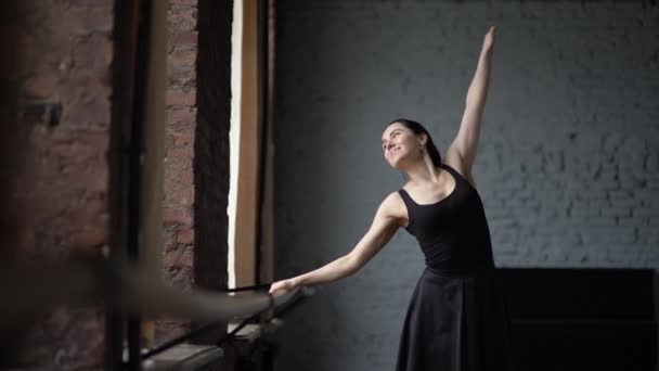 Happy en glimlach footage - danser maakt dans van beweging en glimlach. — Stockvideo