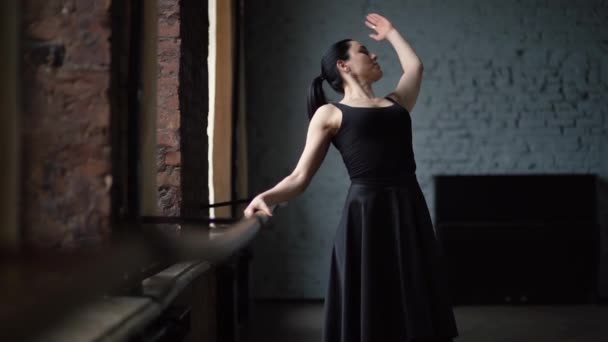 슬로우 모션에서 여자 댄서의 워밍업. — 비디오