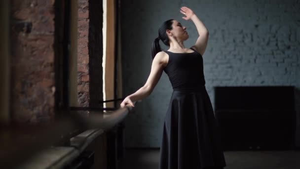 Échauffement de la danseuse au ralenti . — Video