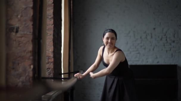 Train de danseuse en robe noire au ralenti . — Video