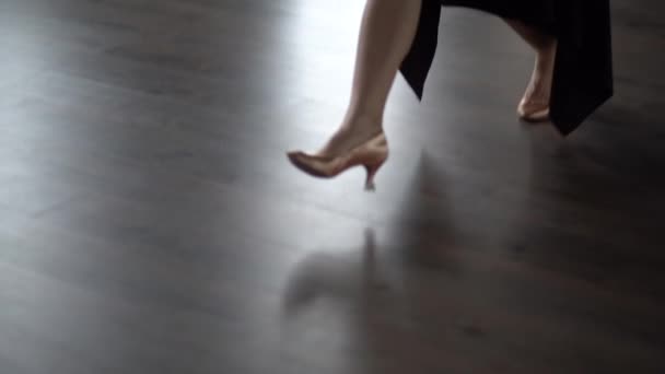 Close up shot of the foots that dance waltz in slow motion. — Stock Video