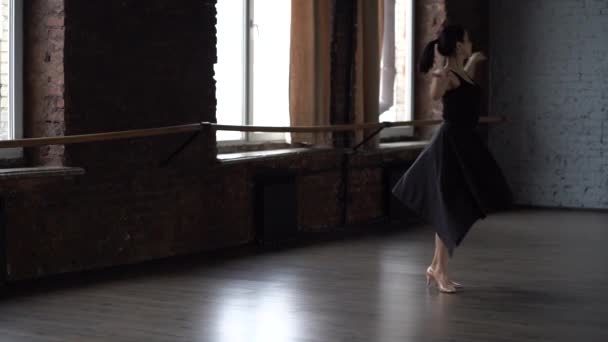 穿着黑色礼服的格蕾丝女士在舞蹈工作室里转身. — 图库视频影像
