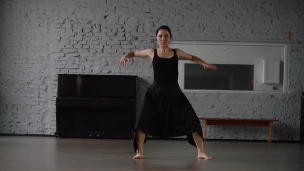 Slow motion - legrační tanec ve studiu, crazy hnutí v pomalém pohybu. — Stock video