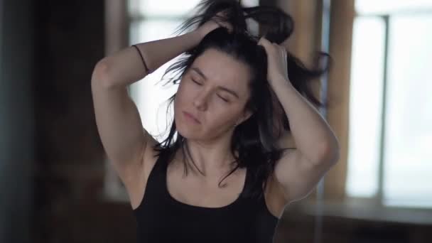 Portret van gekke vrouw die haar hoofd neemt en schud in slow motion. — Stockvideo