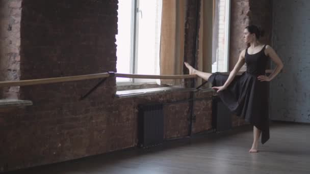 М'який фокус танцюриста брюнетки, який робить розтягування в повільному русі . — стокове відео