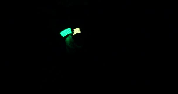 서커스 아티스트 스핀 led 빛 밤에. — 비디오