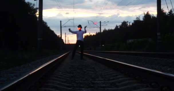 4k - Artist in costume of gentalman makes show on the railway. — Stock Video