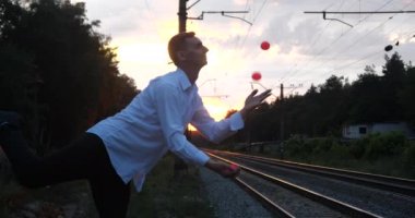 Sunset gentalman hokkabaz demiryolu üzerinde hileler yapar.
