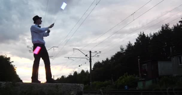 4k - Künstler im Kostüm eines Gentleman zeigt auf der Eisenbahn. — Stockvideo