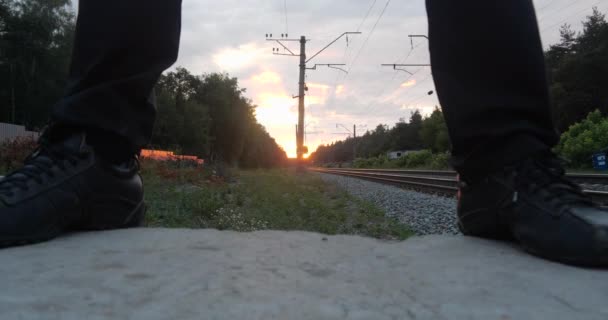 Gentalman żongler at Sunset sprawia, że sztuczki na linii kolejowej. — Wideo stockowe