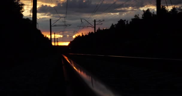 Yavaş hareket halinde gün batımında demiryolu siyah ve Darken perspektif. — Stok video
