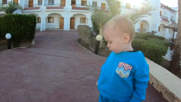 4K-χαριτωμένο μικρό μωρό κοιτάζει μέσα στην κάμερα και περπατάει σε αργή κίνηση. — Αρχείο Βίντεο