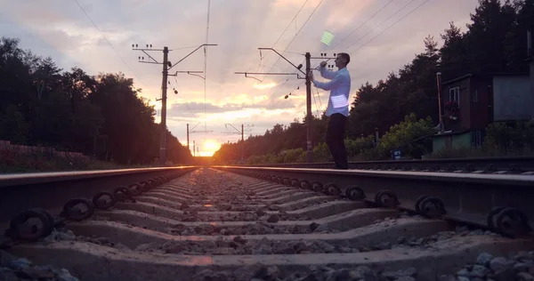 Gentalman artist gör trick på järnvägen vid solnedgången. — Stockfoto