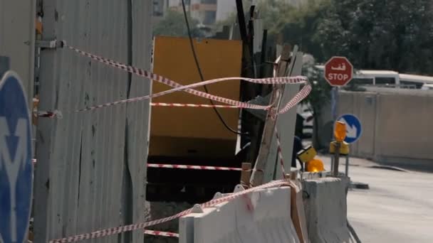 Zona de construcción con franjas de colores y bloques de hormigón en verano en slo-mo — Vídeos de Stock