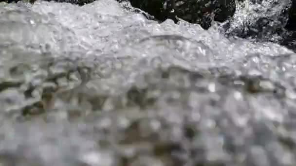 Wasserfall-Wasser sprudelt und plätschert im Sommer vergnügt draußen — Stockvideo