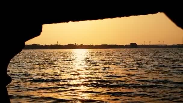 Calma las olas del mar salpicando maravillosamente al atardecer dorado con un sendero de sol en verano — Vídeo de stock