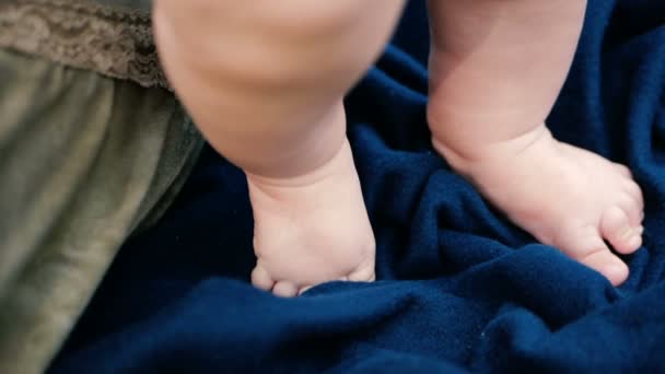 Robuste Kinderbeine, die im Sommer in Zeitlupe auf einem dunkelblauen Laken stehen — Stockvideo