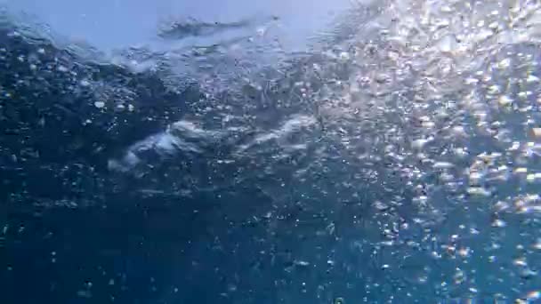 4k замедленной съемки - удивительные пузыри под водой . — стоковое видео