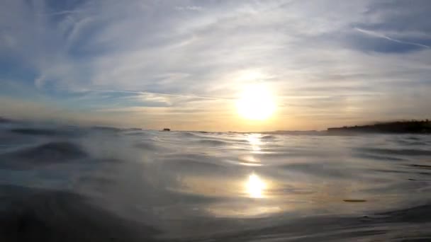 4k - Coucher de soleil dans la mer rouge avec une belle vague . — Video