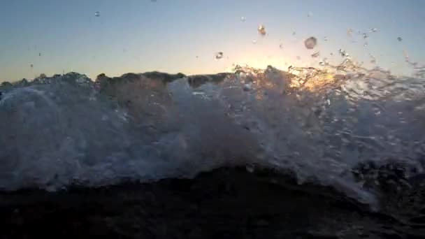 4k - Coucher de soleil dans la mer rouge avec une belle vague . — Video