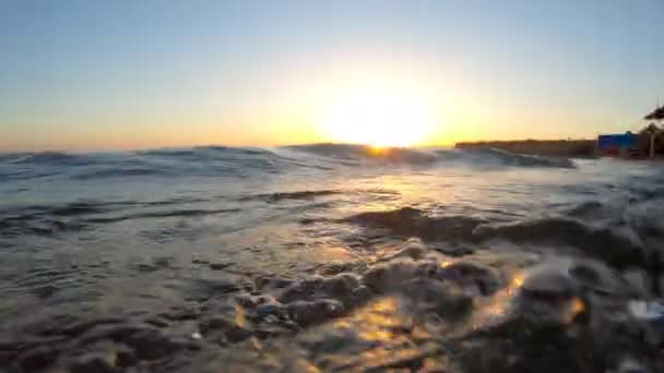 4k - Coucher de soleil dans la mer rouge avec une belle vague . — Video