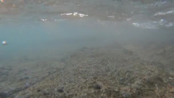 4k - hermosas olas bajo el agua al atardecer con hermosos rayos de sol . — Vídeo de stock