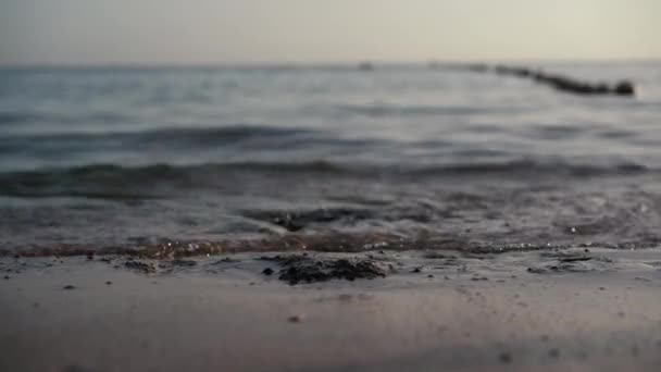 Costa do mar e pequenas ondas em 4k . — Vídeo de Stock