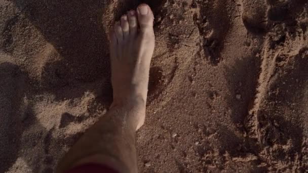 Mans pie camina en cámara lenta en la orilla de la playa . — Vídeos de Stock