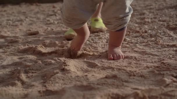 Caminhada mais bonita das crianças pernas em câmera lenta na praia . — Vídeo de Stock