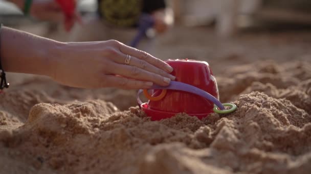 Händerna på mor spela rake med baby i slow motion. — Stockvideo